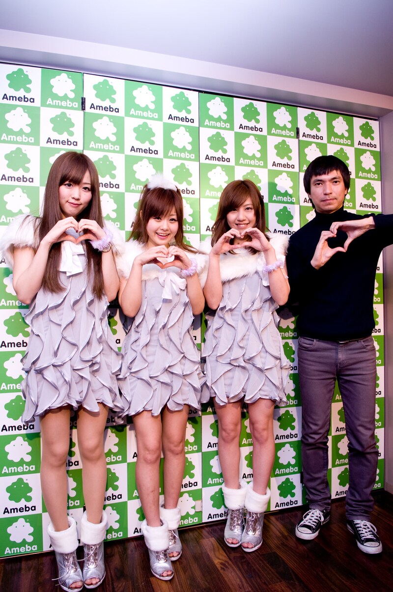 ラジオ放送終了後には、記者会見も実施。ふかわは「(卒業については)スタート時は決まってなかった。ユーザー育成型のスタイルで続けてきたので、最初の時点で話題にならなければもっと早く卒業していた」と、COSMETICS 3人の卒業について説明した。