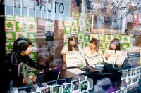 放送では、COSMETICSの3人がそれぞれ「プロデューサーふかわりょうのいいところ」をひとつずつ挙げていくことに。しずなは「ぶっちゃけ、ふかわさんはタイプです（笑）」と、ひでよは「庶民的で、意外と芸能人ぽくないところ」と、このなは「人への気遣いがハンパない」と、三者三様の言葉でふかわを褒め称えた。