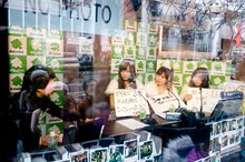 放送では、COSMETICSの3人がそれぞれ「プロデューサーふかわりょうのいいところ」をひとつずつ挙げていくことに。しずなは「ぶっちゃけ、ふかわさんはタイプです（笑）」と、ひでよは「庶民的で、意外と芸能人ぽくないところ」と、このなは「人への気遣いがハンパない」と、三者三様の言葉でふかわを褒め称えた。