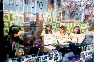 放送では、COSMETICSの3人がそれぞれ「プロデューサーふかわりょうのいいところ」をひとつずつ挙げていくことに。しずなは「ぶっちゃけ、ふかわさんはタイプです（笑）」と、ひでよは「庶民的で、意外と芸能人ぽくないところ」と、このなは「人への気遣いがハンパない」と、三者三様の言葉でふかわを褒め称えた。