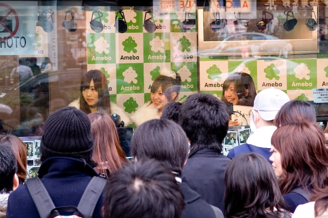 COSMETICSのオフィシャルブログ「～世界はLOVEを求めてる～」は、年内いっぱい更新予定。