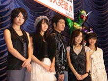 12月23日にはデビュー25周年を記念したDVD BOX「KIKKAWA KOJI 25th ANNIVERSARY LIVE FILM COLLECTION 『LIVE＝LIVE』」をリリースする吉川晃司（写真中央）。