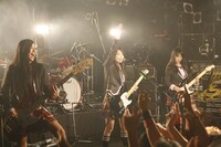 新曲「瞬間センチメンタル」は前向きなメッセージソング。初披露にもかかわらず、会場は熱狂的な盛り上がりとなった。