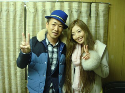 透明感あふれる歌声が魅力的なTiara（写真右）。デビューシングルではSpontaniaとコラボレーションを披露した。