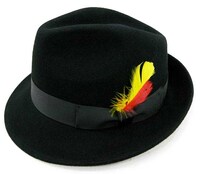 1月9日と10日のイベントでは、CA4LAとのコラボハット（写真）およびストールも販売。ライブに足を運べない人は通販を利用しよう。