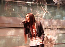 イルミネーションを引き立たせるような歌声を響かせた傳田真央。ライブ終了後にはアルバム「I AM」の即売会が行われ、購入者は本人からサイン入り色紙をもらえるということもあり行列をなすほどの盛況ぶりをみせた。