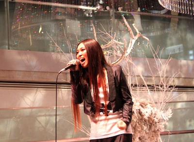 イルミネーションを引き立たせるような歌声を響かせた傳田真央。ライブ終了後にはアルバム「I AM」の即売会が行われ、購入者は本人からサイン入り色紙をもらえるということもあり行列をなすほどの盛況ぶりをみせた。