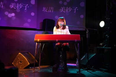 坂詰美紗子はドラマ主題歌「きっと大丈夫」について、「『リアル・クローズ』第1話の台本を読んで、この曲を作りました」とコメント。