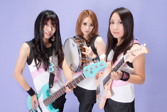 妖艶で大人っぽいメイクになった少年ナイフ。彼女たちは今月東名阪のCLUB QUATTROにて、bloodthirsty butchersとのダブルヘッドライナーツアー「SPACE bootleg X'MAS TOUR 2009」を開催する。