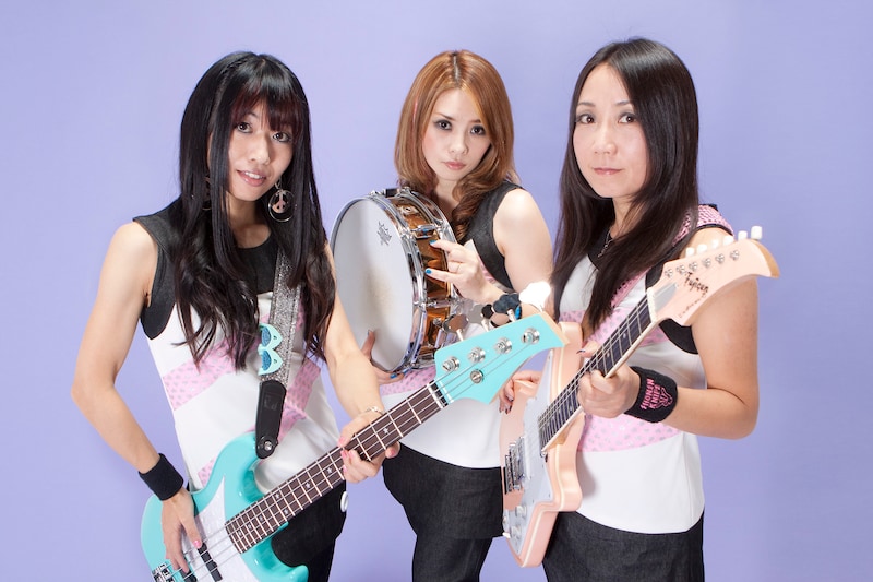 少年ナイフの3人。左からりつこ（B, Vo）、えつこ（Dr, Vo）、なおこ（Vo, G）。