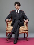 ドラマ「宿命 1969-2010 - ワンス・アポン・ア・タイム・イン・東京」で主演を務める北村一輝。上流階級のエリートを思わせる高級感あふれるスーツ姿が印象的だ。