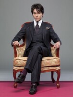 ドラマ「宿命 1969-2010 - ワンス・アポン・ア・タイム・イン・東京」で主演を務める北村一輝。上流階級のエリートを思わせる高級感あふれるスーツ姿が印象的だ。