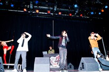 「Butterfly City」のレコーディングとRHYMESTERのニューアルバム「マニフェスト」のレコーディングがバッティングしたMummy-DはZeebraに「直前まで俺に『誰にしたらいいと思う？』って相談してたのに！パツパツのスケジュールだったんだよ！（笑）」と抗議する一幕も。