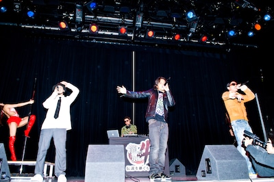 「Butterfly City」のレコーディングとRHYMESTERのニューアルバム「マニフェスト」のレコーディングがバッティングしたMummy-DはZeebraに「直前まで俺に『誰にしたらいいと思う？』って相談してたのに！パツパツのスケジュールだったんだよ！（笑）」と抗議する一幕も。