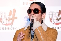 Zeebraは「ゲームをやり始めると他のことを全くやらなくやっちゃうんで、事務所から『やるな』って止められてるんです（笑）。でも『龍が如く』はやってもいいと。実生活でゲームの中と同じことしないように気をつけなきゃ、と思いながらやってます（笑）」と、ゲーマーとしてもコメントした。