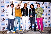 RYO the SKYWALKERはゲームのプロデューサーを務めたセガの著名クリエイター、名越稔洋氏（写真中央）と今日が初対面。「ずっと『ファミ通』とかで拝見していたので、お会いできて嬉しいです（笑）」と感想を語った。