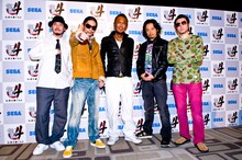 RYO the SKYWALKERはゲームのプロデューサーを務めたセガの著名クリエイター、名越稔洋氏（写真中央）と今日が初対面。「ずっと『ファミ通』とかで拝見していたので、お会いできて嬉しいです（笑）」と感想を語った。