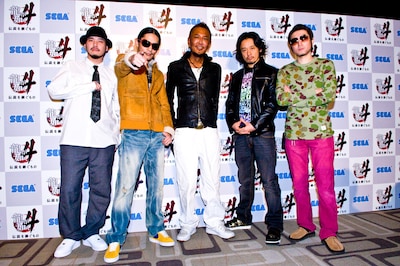 RYO the SKYWALKERはゲームのプロデューサーを務めたセガの著名クリエイター、名越稔洋氏（写真中央）と今日が初対面。「ずっと『ファミ通』とかで拝見していたので、お会いできて嬉しいです（笑）」と感想を語った。