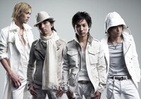 シングルにはタイトル曲のほか、カップリングとして「FLY」「笑顔の君に」を収録。「FLY」は映画「『草食系男子。』『肉食系女子。』」、「笑顔の君に」は映画「華鬼」の主題歌に起用されている。