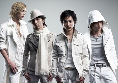 シングルにはタイトル曲のほか、カップリングとして「FLY」「笑顔の君に」を収録。「FLY」は映画「『草食系男子。』『肉食系女子。』」、「笑顔の君に」は映画「華鬼」の主題歌に起用されている。