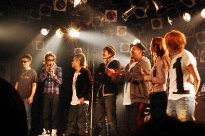 ステージ上に並ぶ3組。@peps!ミュージックで展開されているツアーの特設ページには3組の対談が掲載されている。