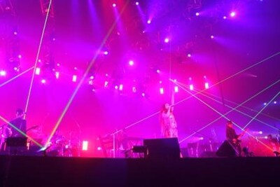 この日のチケットは発売から3分で完売。会場はプレミアムチケットを手に入れた満員のファンで溢れかえった。