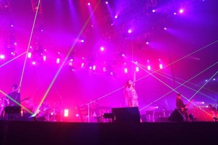 この日のチケットは発売から3分で完売。会場はプレミアムチケットを手に入れた満員のファンで溢れかえった。