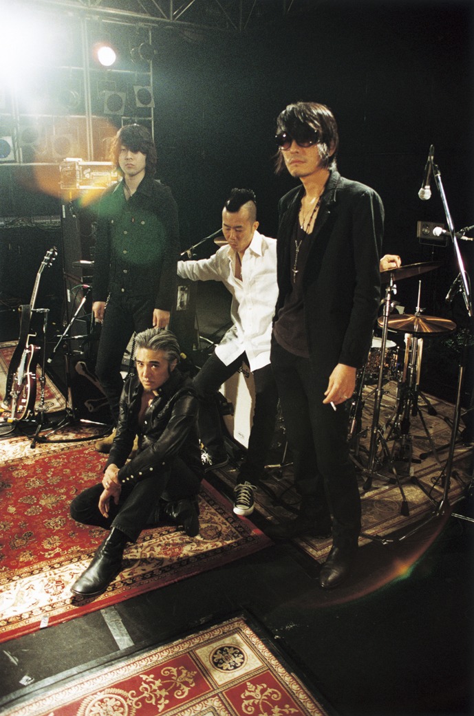 1月13日にはニューシングル「ディグゼロ」とタワーレコード限定盤「マディ・キャット・ブルース/狂っちゃいないぜ」を同時リリースするThe Birthday。その直前にはZepp Tokyoで開催されるタワーレコード日本上陸30周年記念ライブ「TOWER RECORDS 30th Anniversary SPECIAL "FACE THE MUSIC!"」に出演する。