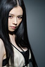 ビビアン・スーの新しいアーティスト写真。彼女が日本でCDを発表するのはVivian or Kazumaのシングル「moment」以来となる。