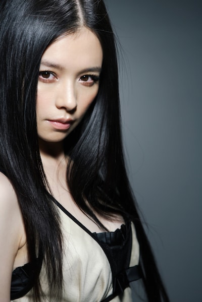 ビビアン・スーの新しいアーティスト写真。彼女が日本でCDを発表するのはVivian or Kazumaのシングル「moment」以来となる。
