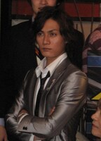 シルバーのスーツを身にまとい、凛々しい表情で制作発表記者会見に臨んだ加藤和樹。ニューシングル同様に、キレのある彼の演技にも注目だ。