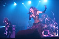 LIV MOONは、元タカラジェンヌで現在モデルとしても活躍中のAkane Live（岡本茜）によるシンフォニックメタルプロジェクト。