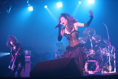 LIV MOONは、元タカラジェンヌで現在モデルとしても活躍中のAkane Live（岡本茜）によるシンフォニックメタルプロジェクト。