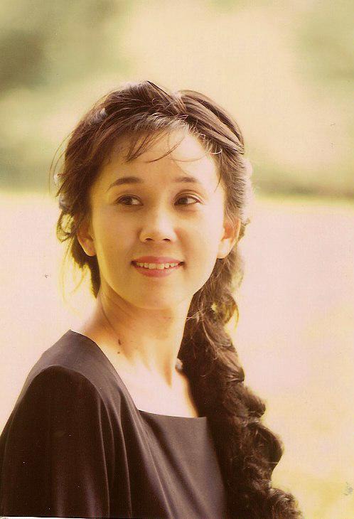 数々のアニメや洋画吹き替えなどで清楚な癒しボイスを聴かせてくれる島本須美。大人気アニメ「らき☆すた」ではメインキャラクター泉こなた（平野綾）の母、泉かなた役を務め、アニメファンのハートを掴んだ。