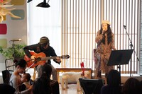 ライブ中に新曲「あくび猫」が2月・3月のNHK「みんなのうた」に起用されたことを発表した2人。CDリリースは3月の予定。