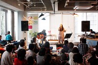 2人のあたたかなパフォーマンスに聴き入るママと子供たち。