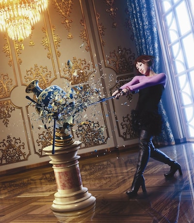 IMALUのアイデアが形となった「Mashed potato」通常盤ジャケット。ゴージャスな壺を躊躇なく破壊する大胆な動きが目を引く。