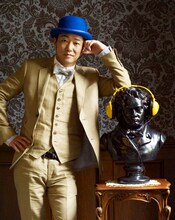 鮮やかなブルーのハットをかぶりご機嫌な様子のSEAMO。