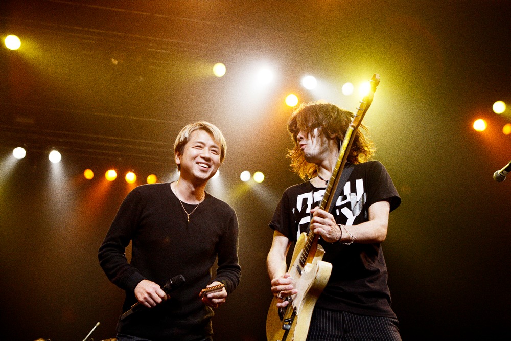12月15日にはSHIBUYA-AXで行われたTRICERATOPSの全国ツアー「TRICERATOPS 3000WATS TOUR」ファイナル公演にサプライズ出演したフミヤ。アルバムに収録されたコラボ曲「キメゼリフ」と、シングル曲「爆音Time～No Music, No Life.～」を披露した。