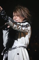 ベスト盤発売と全国ツアー開催は、昨日12月16日に新木場STUDIO COASTで行われたワンマンライブで告知。2つのビッグニュースが発表されると、会場にいた約2000人のファンは大歓声を上げた。