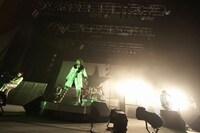 昨日のライブでは、「All You Need Is Love」「君の瞳に恋してる」などのカバー曲も独自のアレンジで披露したAlice Nine。アンコールを含め全25曲を熱演し、年内最後のワンマンライブを盛り上げた。