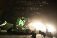 昨日のライブでは、「All You Need Is Love」「君の瞳に恋してる」などのカバー曲も独自のアレンジで披露したAlice Nine。アンコールを含め全25曲を熱演し、年内最後のワンマンライブを盛り上げた。