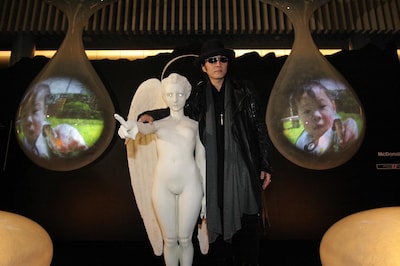 すっかり元気になった石井竜也（写真中央・右）と白い銅像（中央・左）。