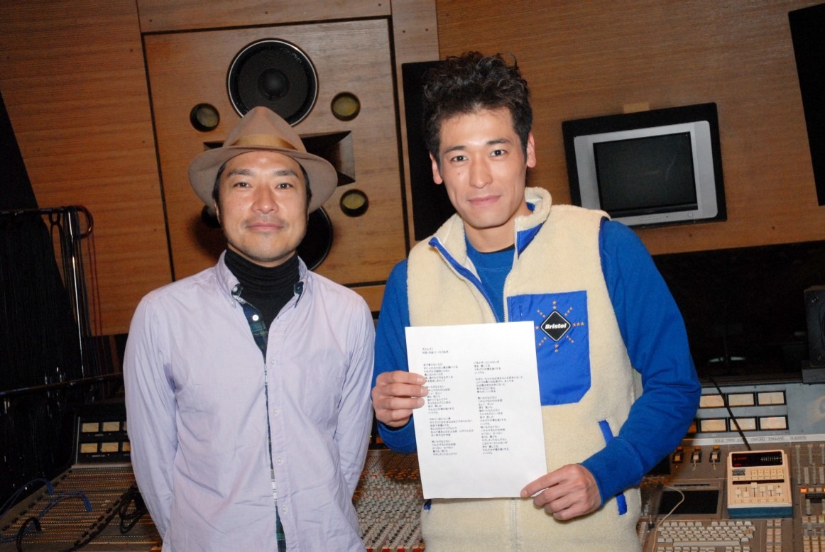 トータス松本（左）と、レコーディングスタジオを訪れた佐藤隆太（右）。佐藤の手には完成した「ストレイト」の歌詞が。