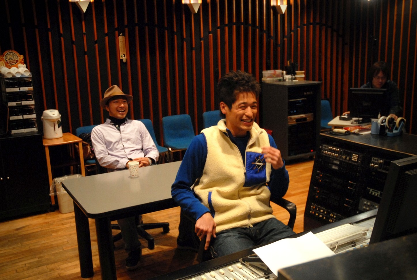 完成した新曲「ストレイト」を聴くトータス松本と佐藤隆太。