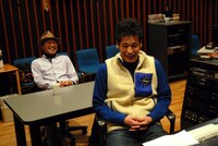 完成した新曲「ストレイト」を聴くトータス松本と佐藤隆太。