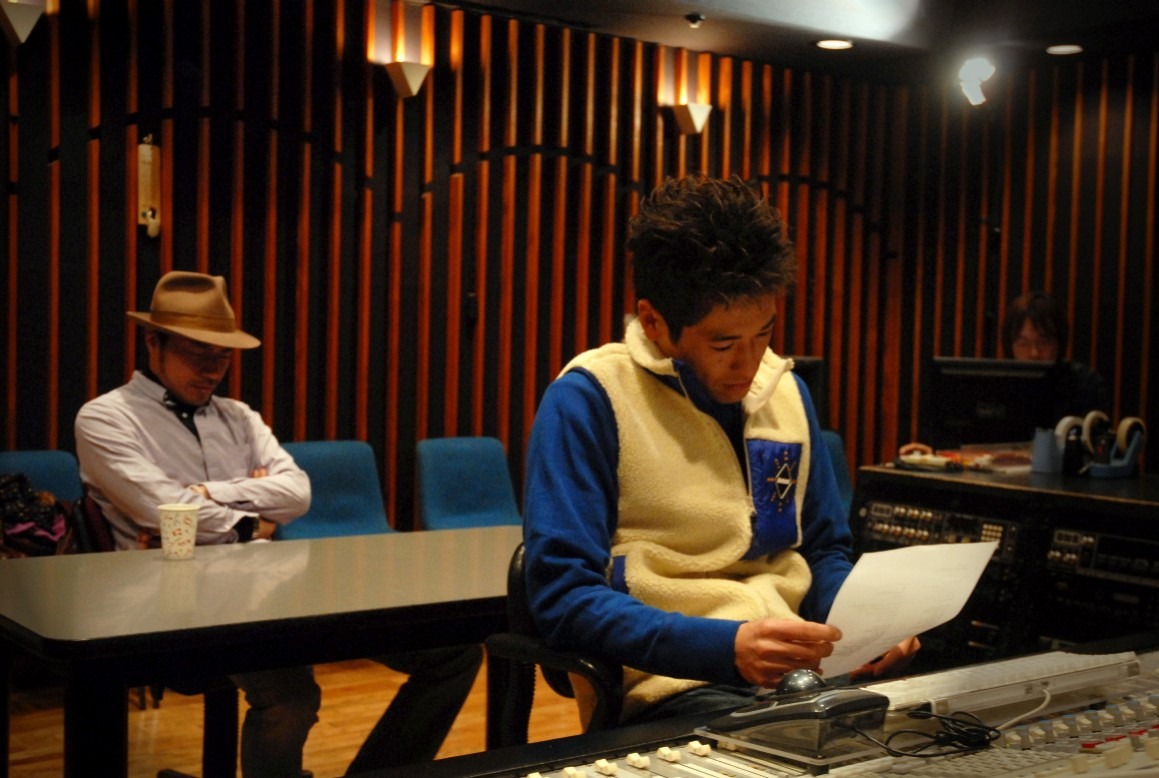完成した新曲「ストレイト」を聴くトータス松本と佐藤隆太。