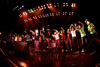 出演者全員がステージに立ったアンコールセッションの模様。