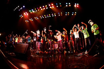 出演者全員がステージに立ったアンコールセッションの模様。