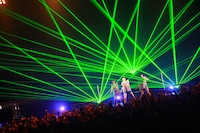 「オンナク祭」のステージでパフォーマンスするPerfume。